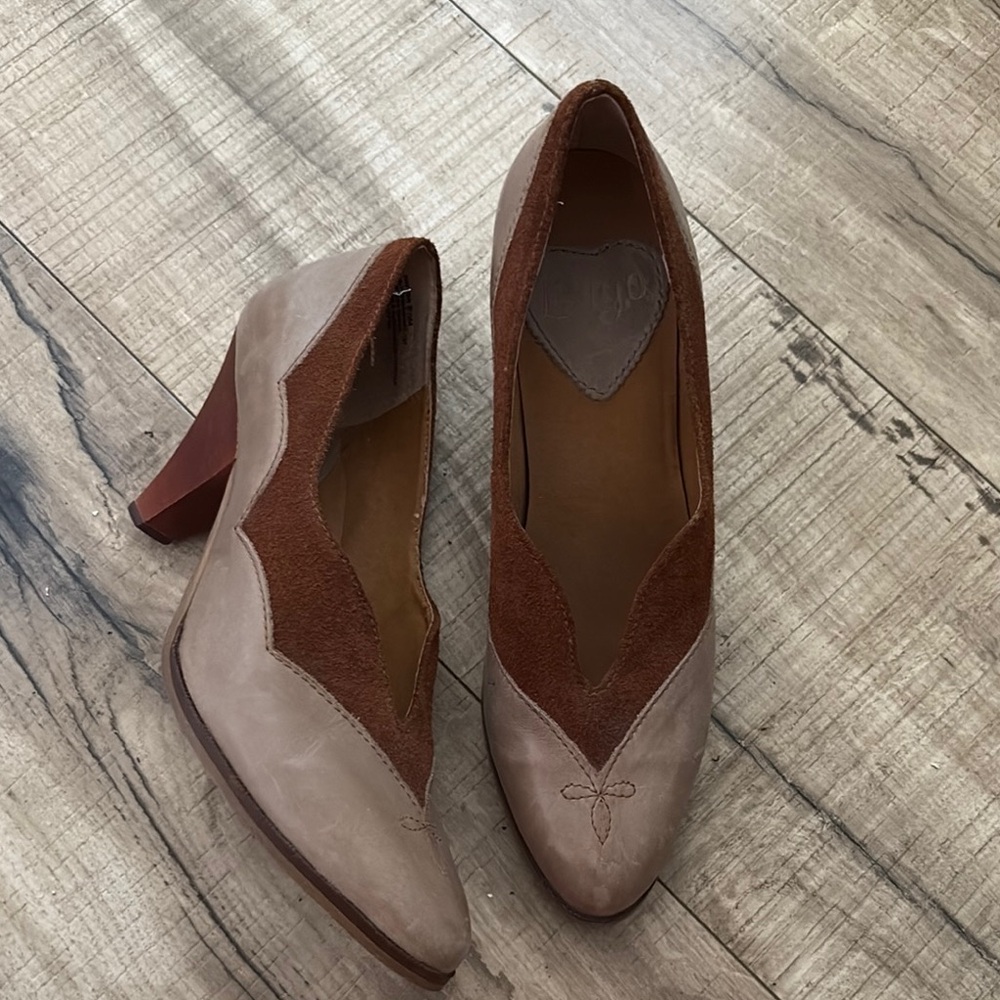 Anthropologie Latigo Hayden Brown Suede & Leather Pumps with Wood Heel Size 6.5